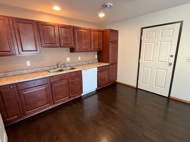 Building Photo - 2 Bed 1 Bath Single Stall Garage