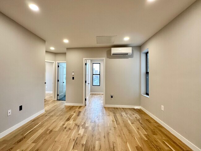 Building Photo - 555 E 137th St