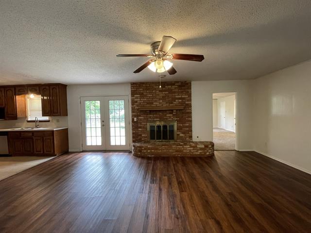 Building Photo - 705 White Oak Ln