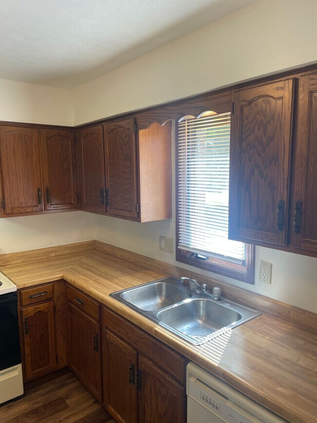 Building Photo - Immaculate Updated 1 Bedroom