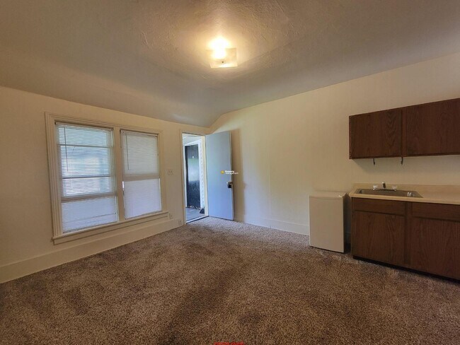 Foto del edificio - One Room Studio *ALL UTILITIES INCLUDED*