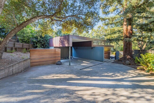 Building Photo - Modern Custom 3-Bedroom Home with Pool in ...