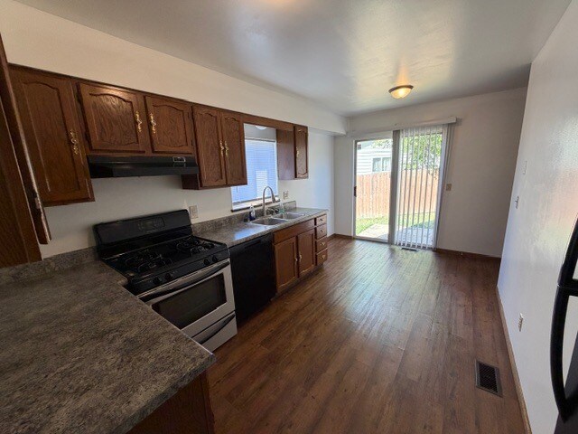 Cocina con puerta al patio - 256 Spencer Pl