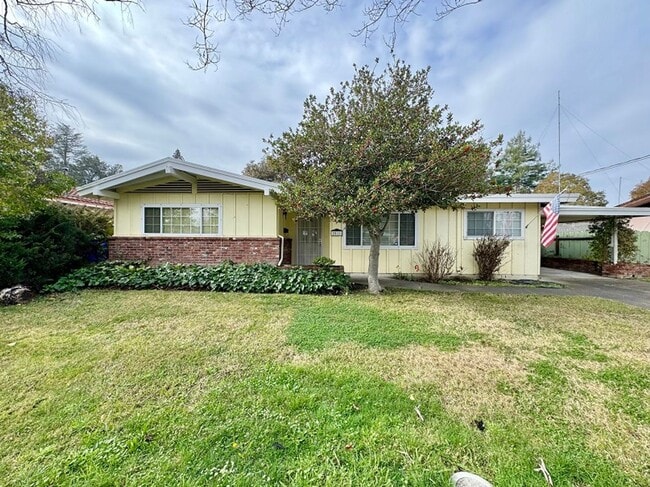 Building Photo - Centrally located Napa home on large lot