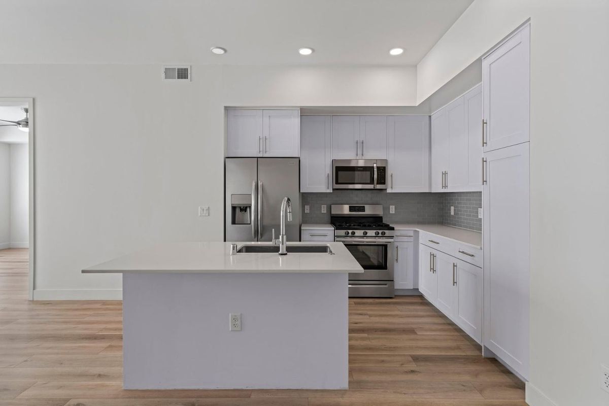 Foto del edificio - 7300 E Earll Dr