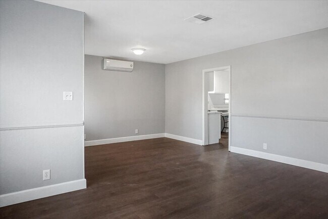 Building Photo - 12535 Ross Ave