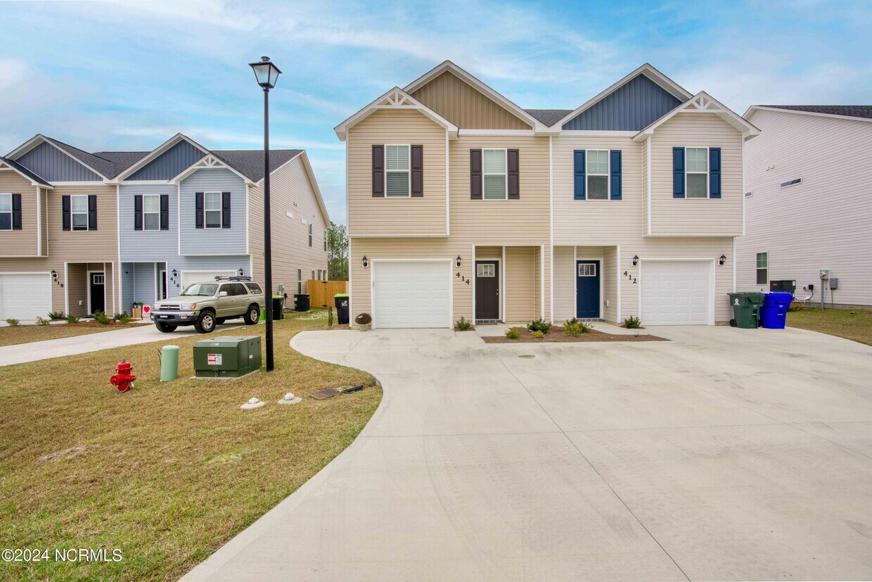 414 Vandemere Ct, Holly Ridge, NC 28445 Townhome Rentals in Holly