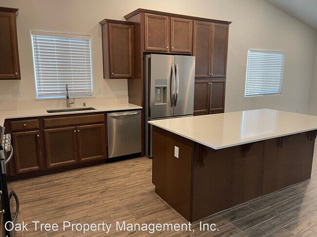 Foto del edificio - 4 br, 2 bath House - 371 N. McArthur Avenue