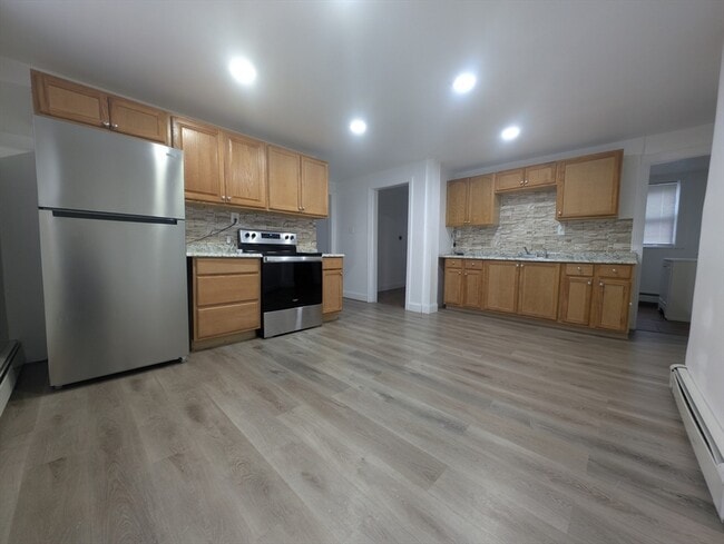 Building Photo - 439 Riverside Dr