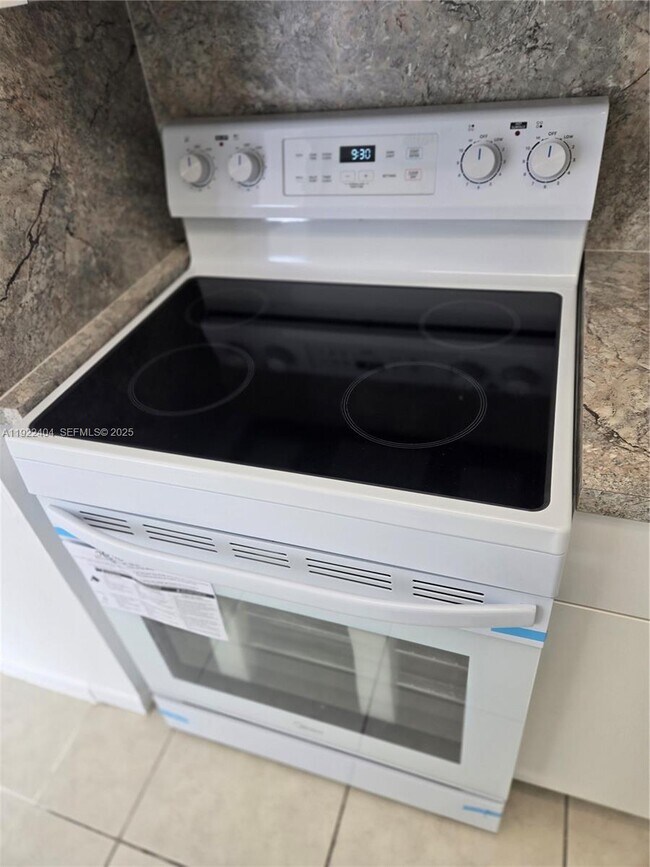 Foto del edificio - 8821 W Flagler St