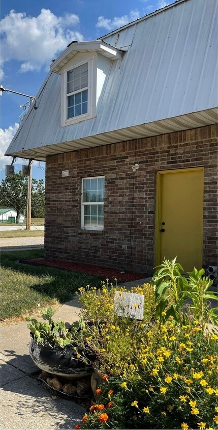 Primary Photo - Pierce City Townhouse