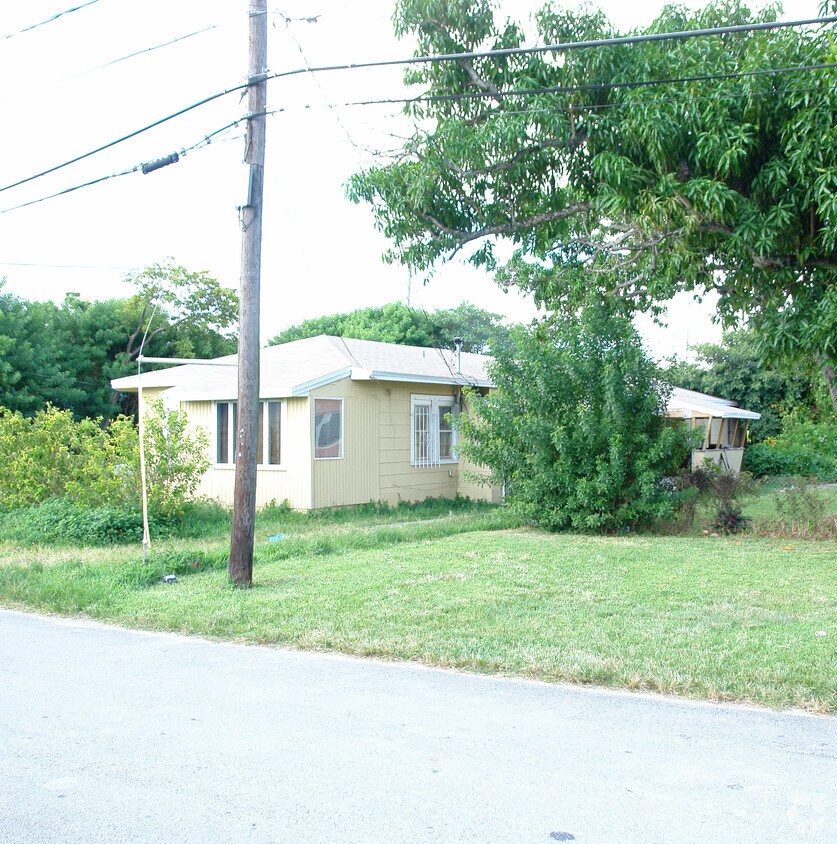 Primary Photo - 8300 NE 4th Pl