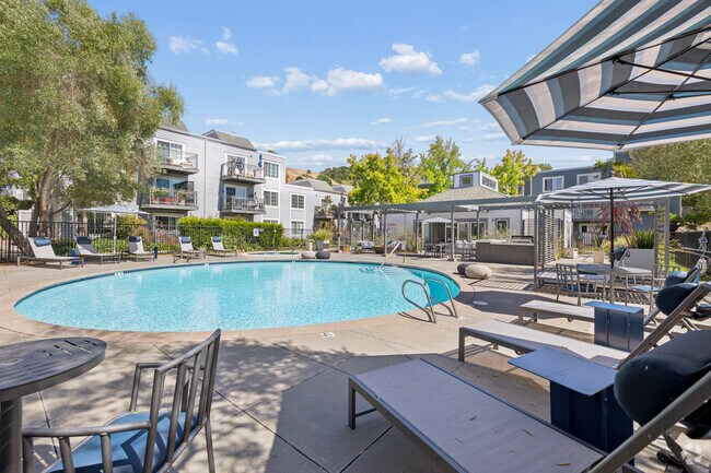 Piscina superior - Finch at Larkspur