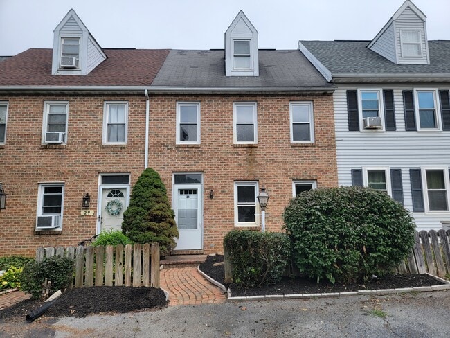 Building Photo - 31 Hilldale Dr
