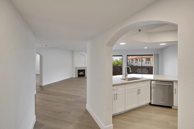 Foto del edificio - Biltmore Area Condo with Camelback Mountain View!