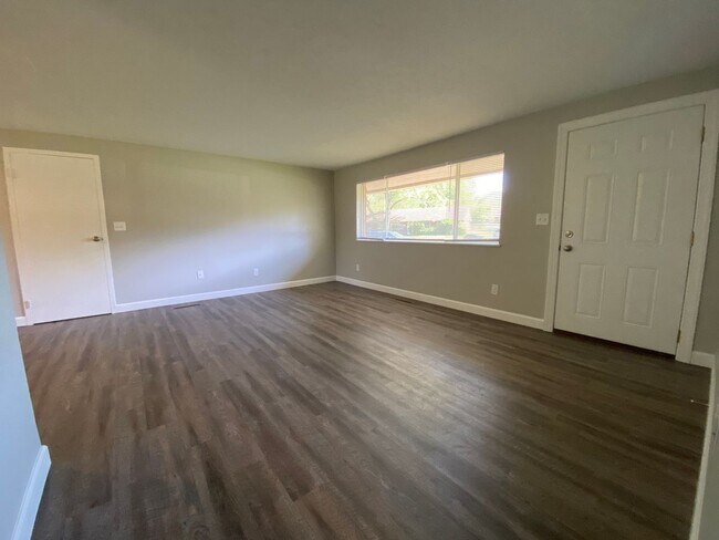 Foto del edificio - 4418 Primrose Ln