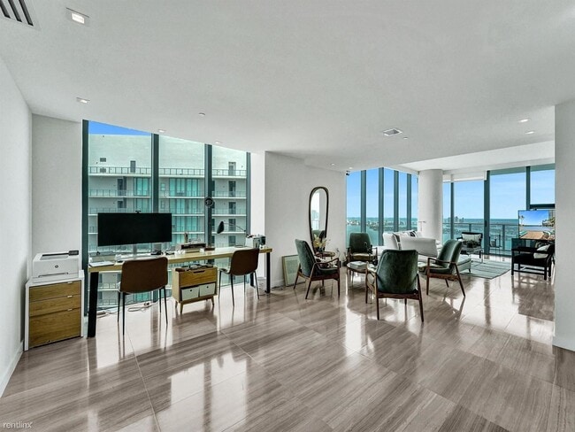 Building Photo - 4 br, 4.5 bath Condo - 650 NE 32nd St # UP...