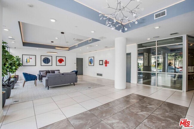 Foto del edificio - 453 S Kenmore Ave