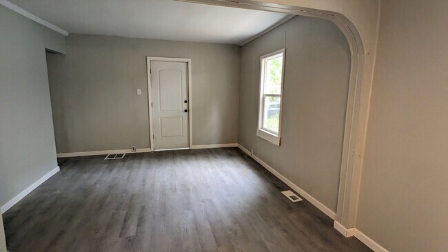 Building Photo - 878 E Forest Ave