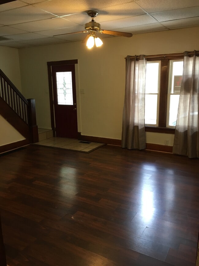 Foto del edificio - 420 W Calhoun St