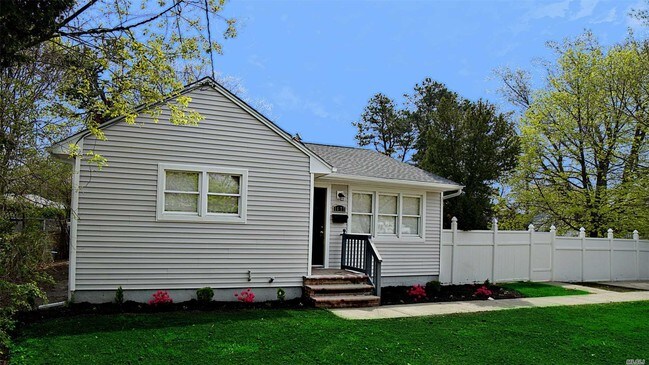 Building Photo - 1677 Manatuck Blvd