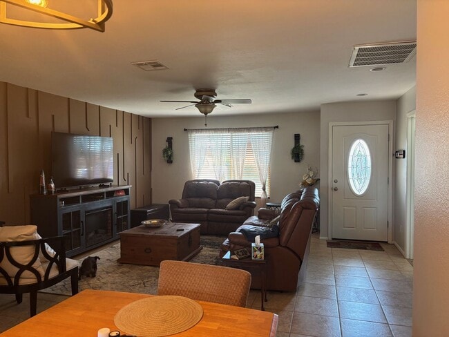 Foto del edificio - Welcome to this stunning updated 2-bedroom, 2-bathroom home on a lake located in the vibrant comm...