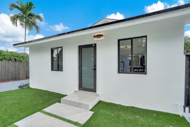 Building Photo - 972 SW 44th Ave