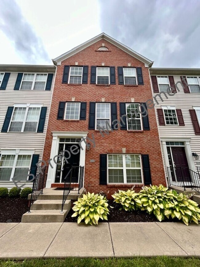 Foto del edificio - Stunning three-level condo in Lawrence Tow...