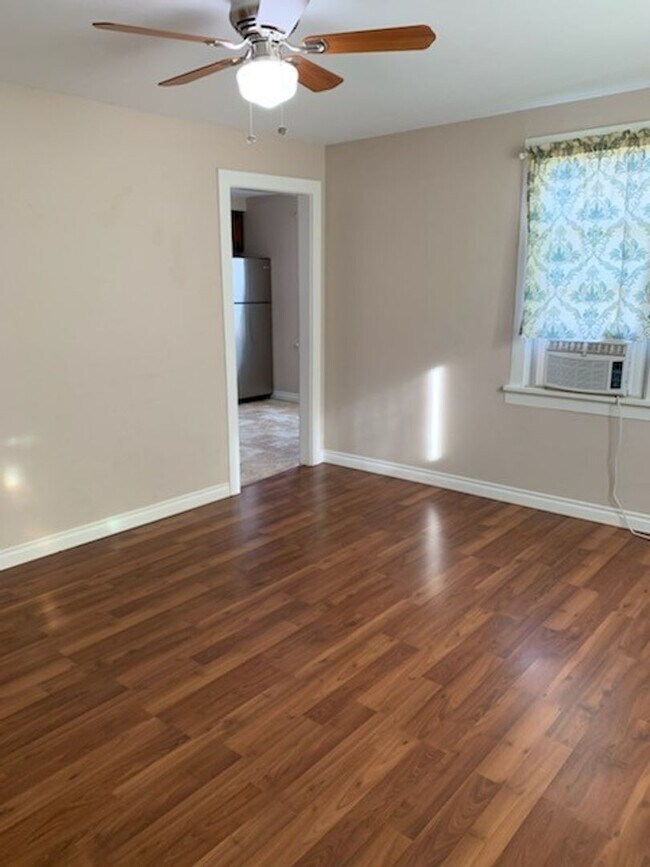 Building Photo - Cute and Cozy Newly Remodeled