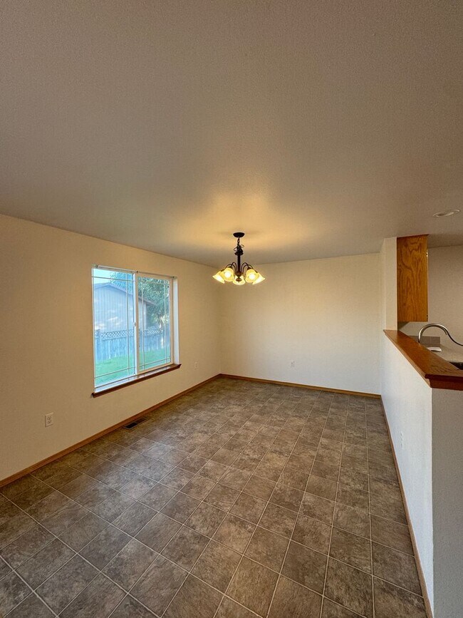 Foto del edificio - Non-Refundable & Security Deposit Total: $...