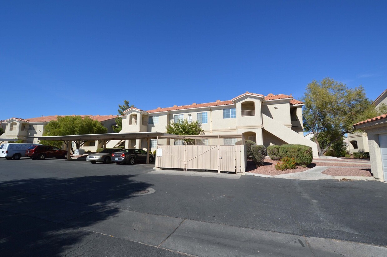 Foto principal - 2nd Floor Condo in a Gated Northeast Commu...
