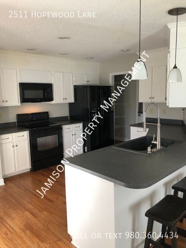 Building Photo - 2511 Hopewood Ln