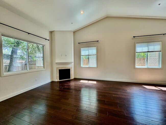 Building Photo - 1365 Magnolia Ave