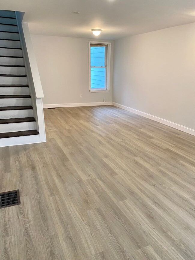 Building Photo - Recently Renovated 2-Bedroom Townhouse in ...