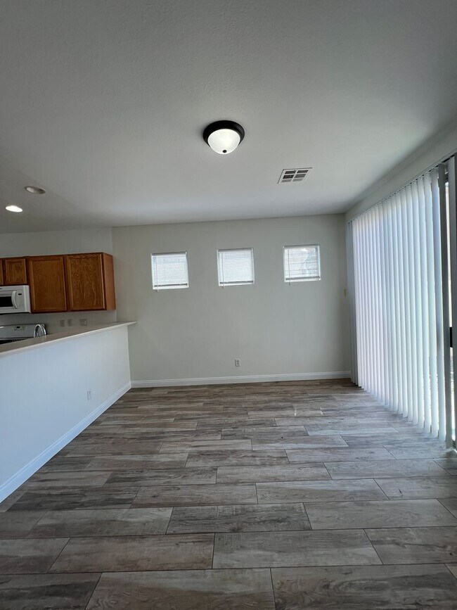 Foto del edificio - Great 3 bedroom 2.5 Townhouse with a 2 car...