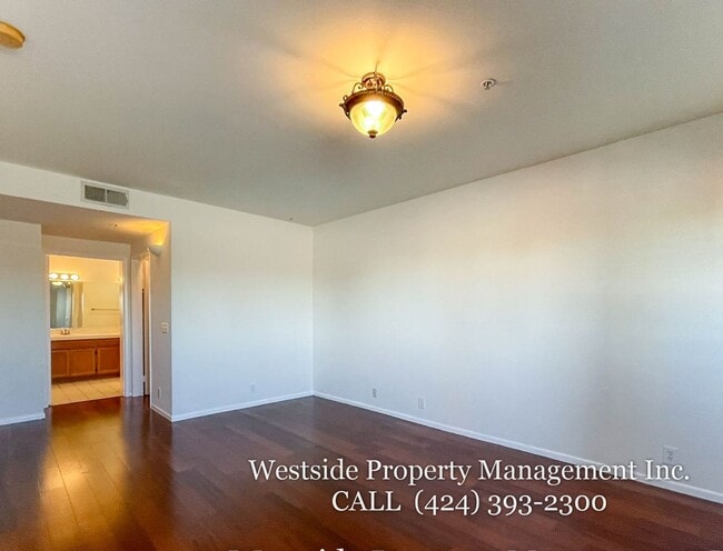 Building Photo - Mar Vista Upper 3Bd/2.5BA Multi-Level Condo
