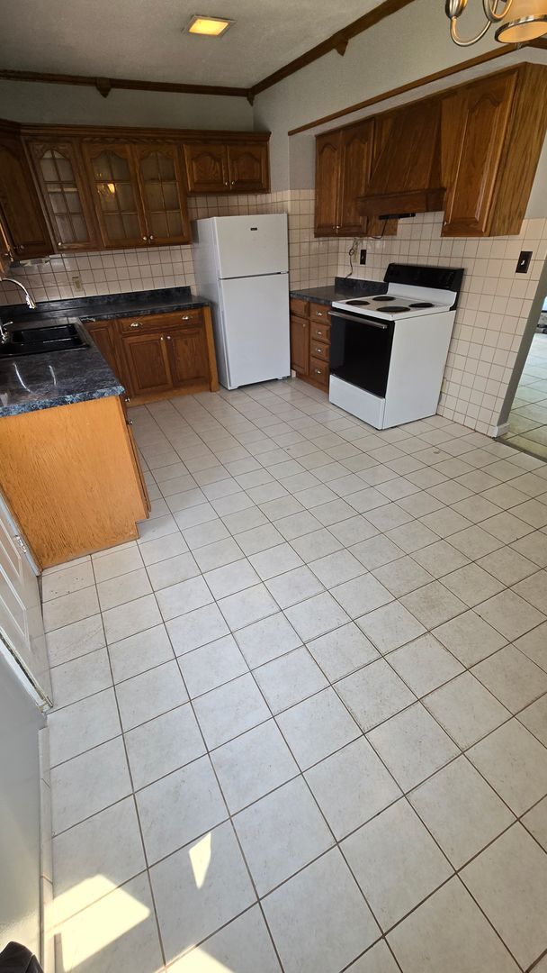 Foto del edificio - Spacious 3 Bedroom, 1.5 Bath Home with cen...