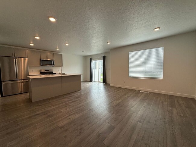 Foto del edificio - Beautifully Updated 4-Bedroom Townhome in ...