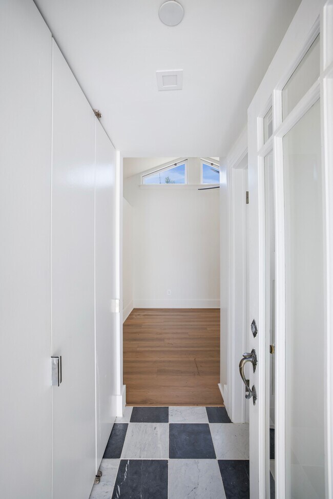 Foto del edificio - 1129 N Poinsettia Pl