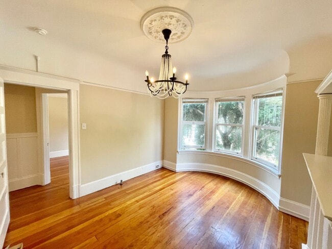 Building Photo - Duboce Park 3BR+Den/1BA.  Edwardian Charme...