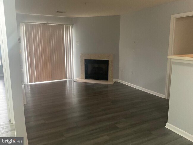 Building Photo - 8961 Town Center Cir