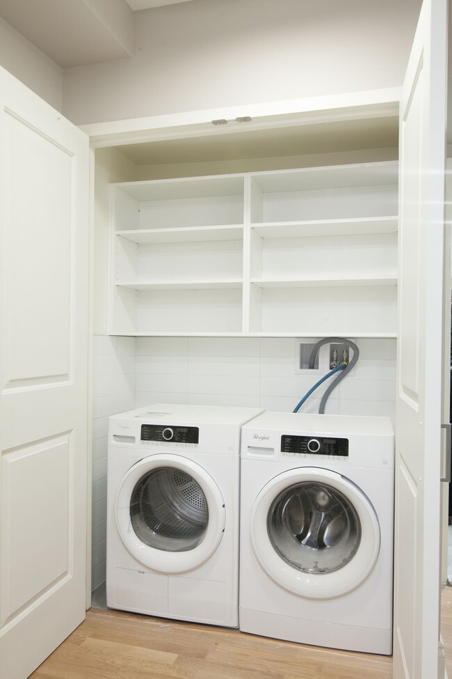 Building Photo - 4555 Av. Bonavista