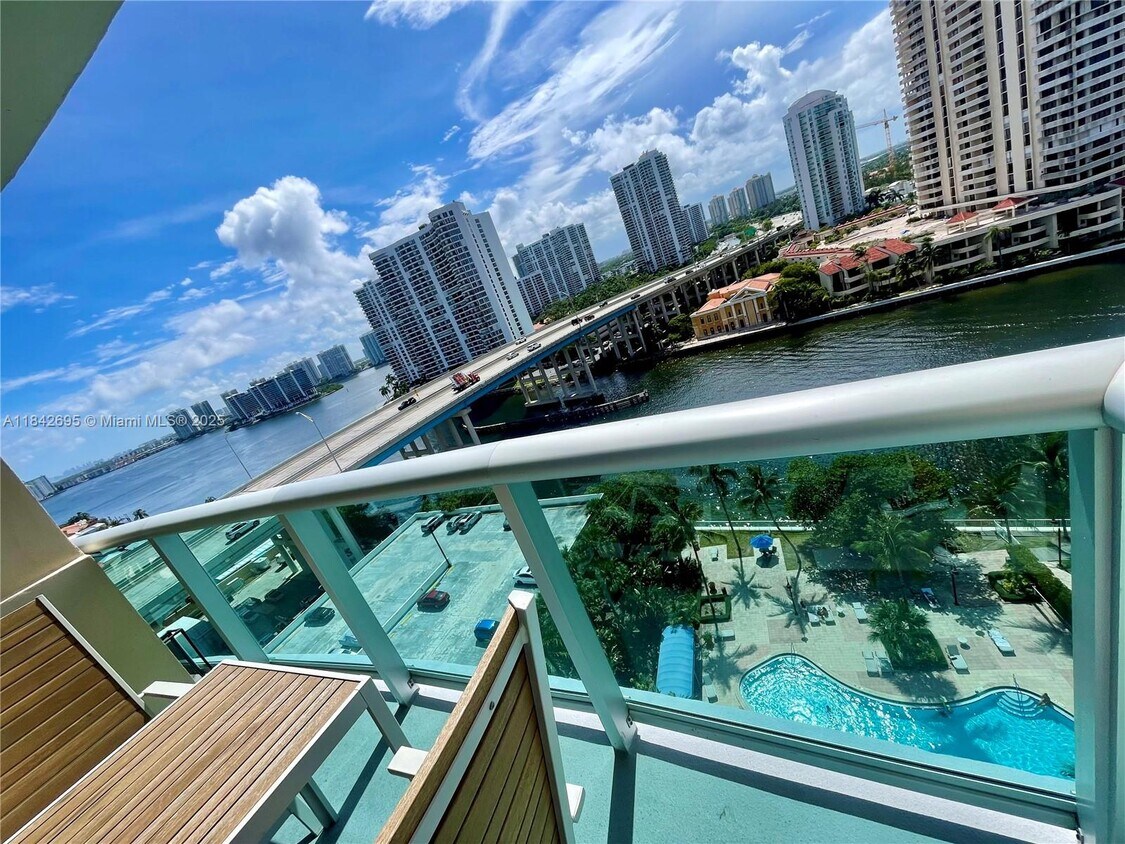 Foto principal - 19390 Collins Ave