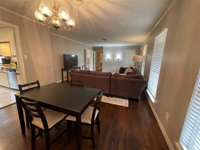 Foto del edificio - 7702 Betty Jane Ln