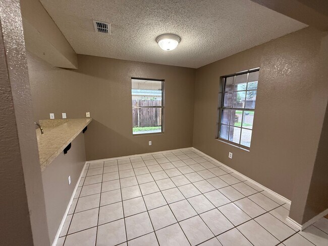 Foto del edificio - 3717 Bluebird Ave