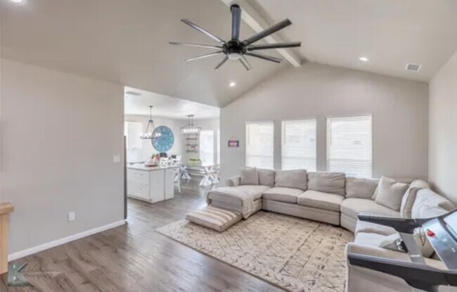Foto del edificio - 7449 Sleepy Hollow Ln