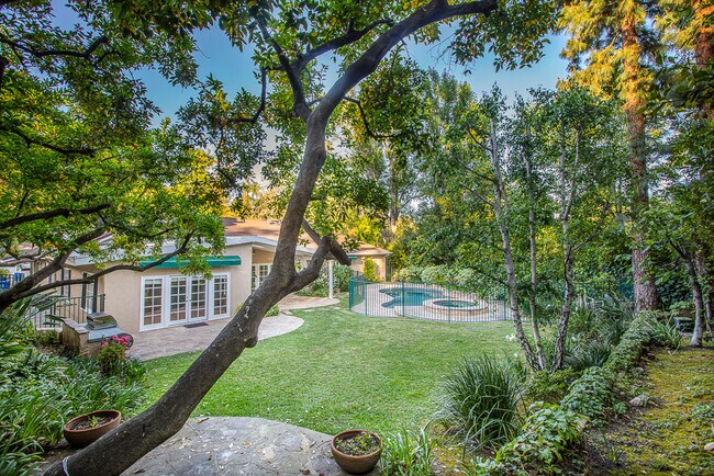Building Photo - 16840 Bosque Dr