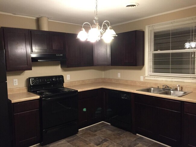 Foto del edificio - 4 Bedroom 2 Bath Home Available Immediately!