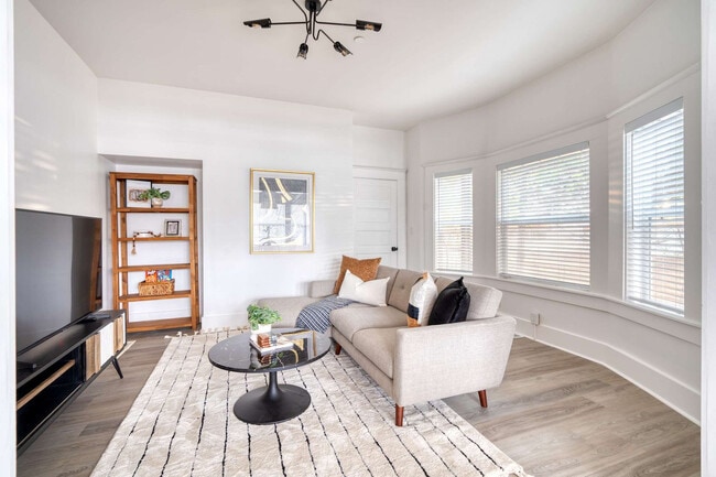 Building Photo - 317 NE Beech St