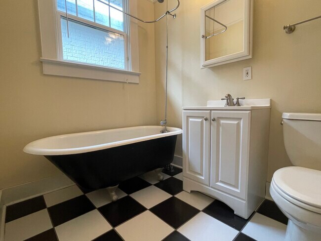 Building Photo - 5560 Woodlawn Pl